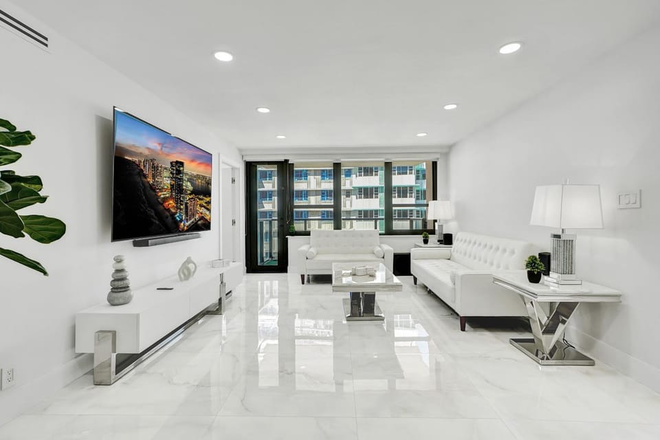 Oceanfront Escape with Resort Amenities Gym Pools and Sauna 1408 Apartment in Miami Beach