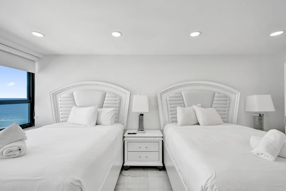 Oceanfront Escape with Resort Amenities Gym Pools and Sauna 1408 Apartment in Miami Beach