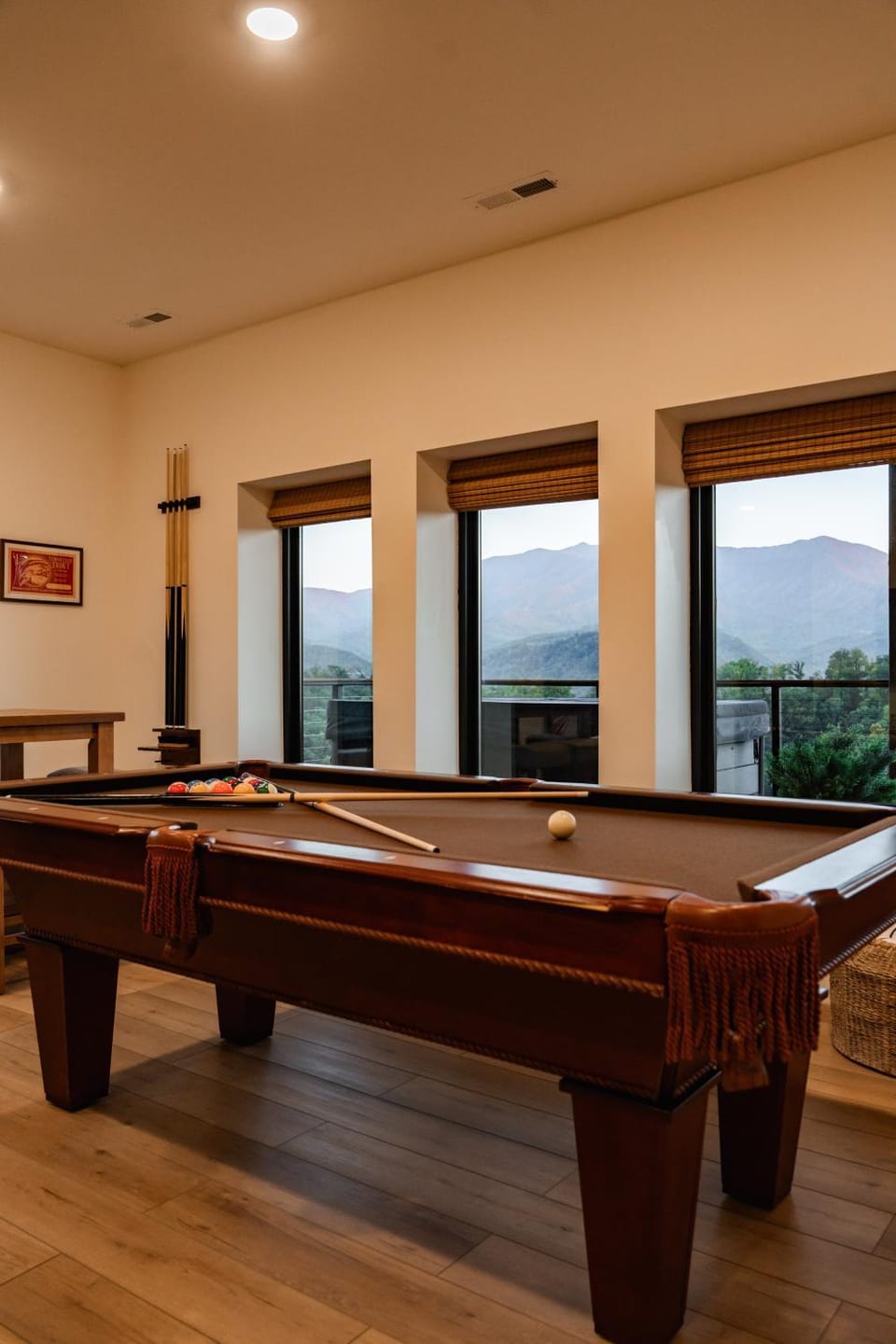 Family Cabin with Views, Hot Tub, Pool Table, and Arcades Cabin in Gatlinburg