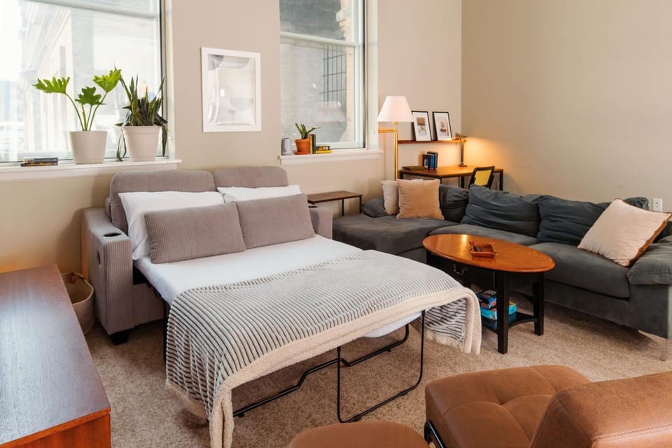 Downtown Luxe 2BR Loft Apt | Sleeps 8 | Walkable Apartment in Milwaukee
