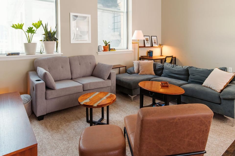 Downtown Luxe 2BR Loft Apt | Sleeps 8 | Walkable Apartment in Milwaukee