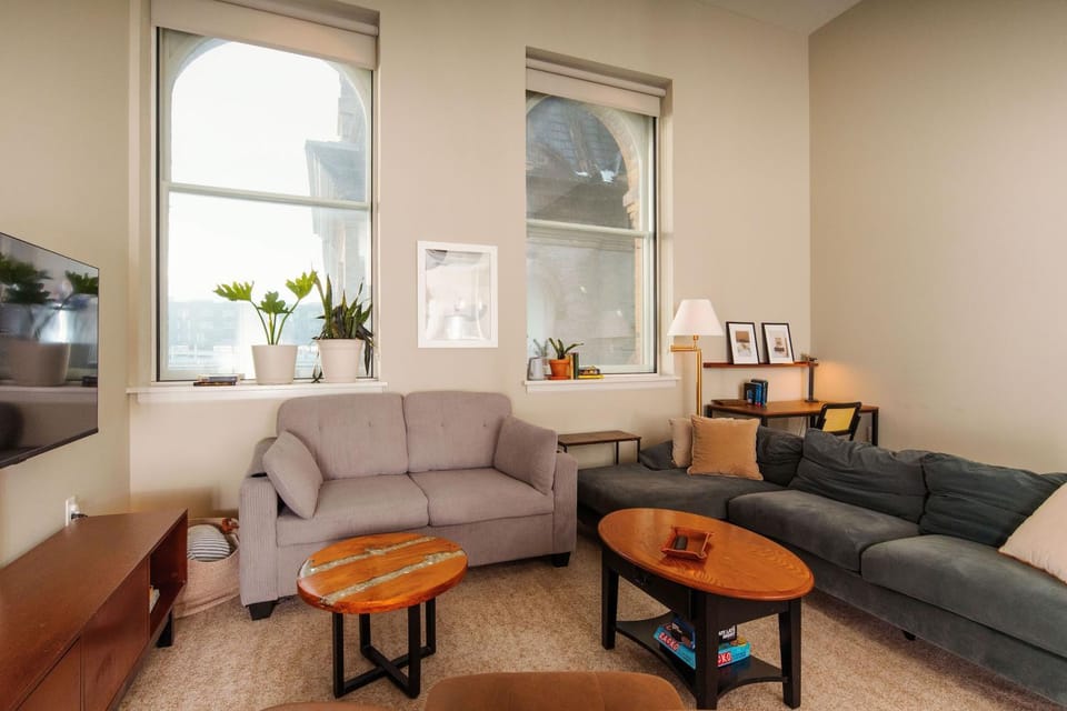 Downtown Luxe 2BR Loft Apt | Sleeps 8 | Walkable Apartment in Milwaukee