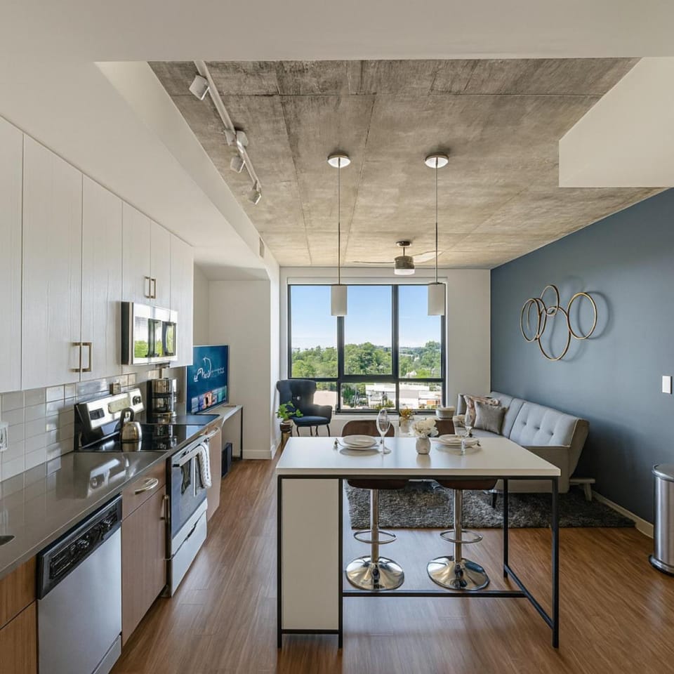 Bright 2BR Apt Pool, Gym Walkable Area Apartment in Vestavia Hills