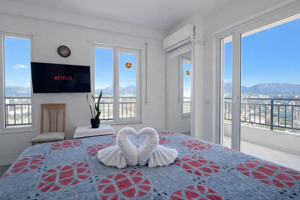 Bed, Natural landscape, TV and multimedia, View (from property/room), Balcony/Terrace, Photo of the whole room, Bedroom, Mountain view, towels, air conditioner