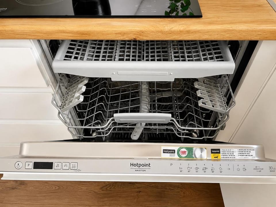 Kitchen or kitchenette, dishwasher