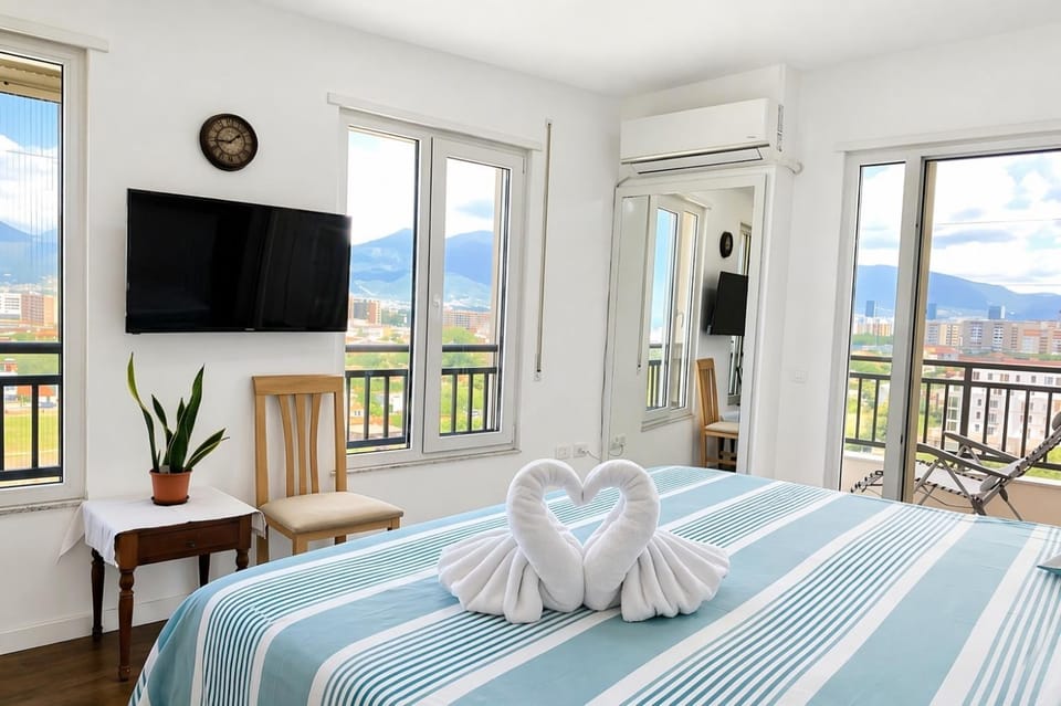 Bed, Natural landscape, TV and multimedia, View (from property/room), View (from property/room), Bedroom, City view, City view, Mountain view, Mountain view, soundproof, sunbed