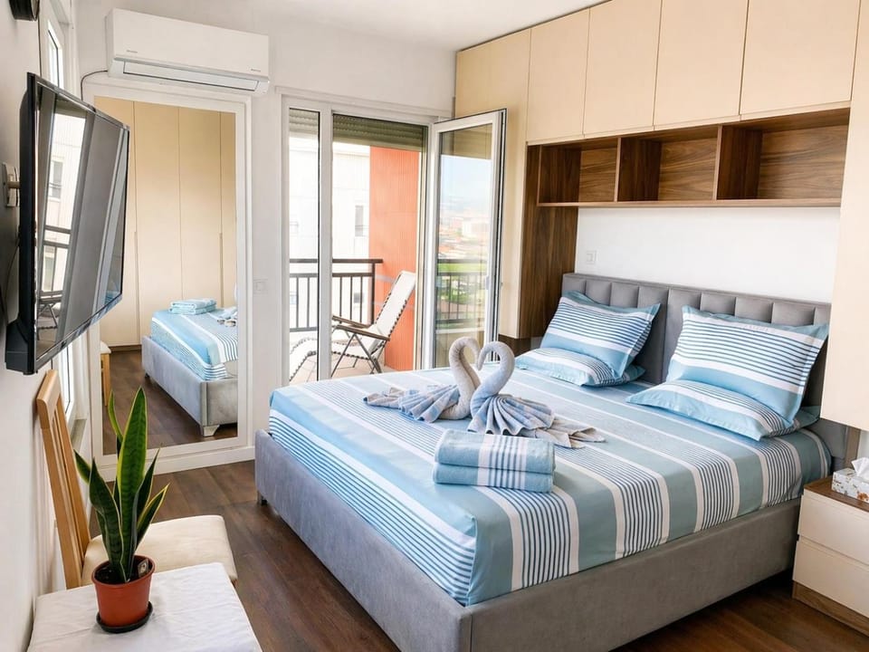 Bed, TV and multimedia, Evening entertainment, Evening entertainment, Bedroom, Mountain view, VIP