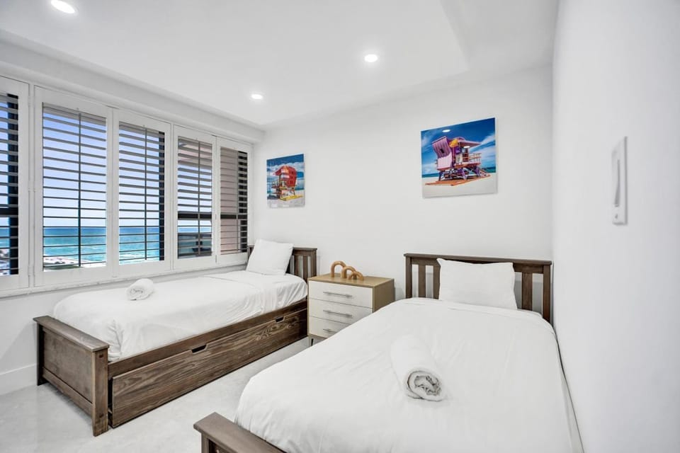 Steps to the Beach 3BR 2BA Condo Resort Perks and Ocean Glimpse 1406 Apartment in Miami Beach