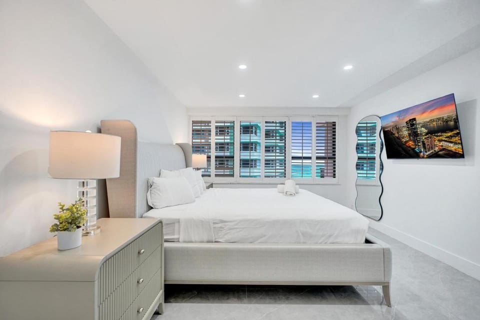 Steps to the Beach 3BR 2BA Condo Resort Perks and Ocean Glimpse 1406 Apartment in Miami Beach