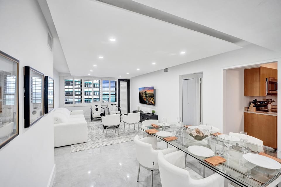 Steps to the Beach 3BR 2BA Condo Resort Perks and Ocean Glimpse 1406 Apartment in Miami Beach