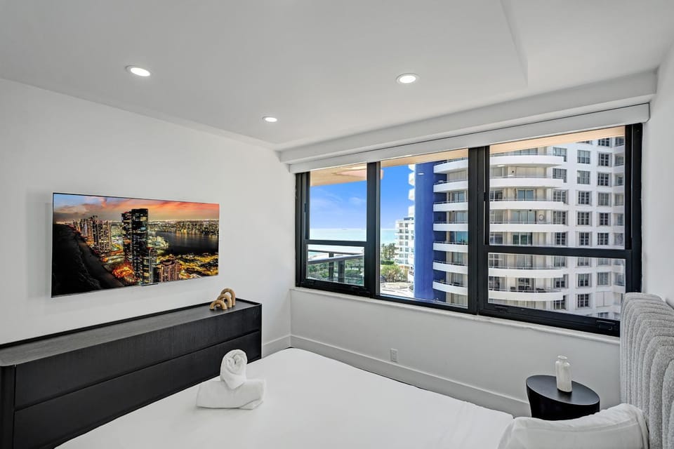 Miami Beach Paradise 4BR Stylish condo with Resort Perks 1007 Apartment in Miami Beach
