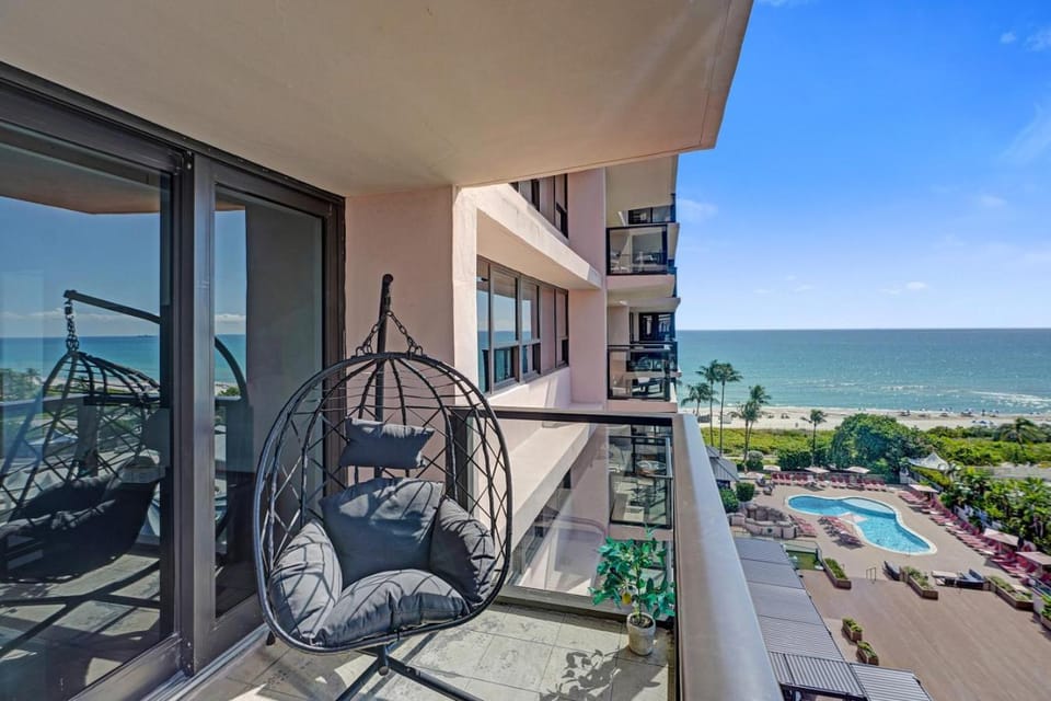 Miami Beach Paradise 4BR Stylish condo with Resort Perks 1007 Apartment in Miami Beach