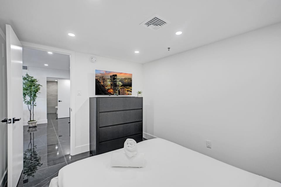 Miami Beach Paradise 4BR Stylish condo with Resort Perks 1007 Apartment in Miami Beach