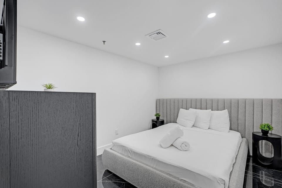 Miami Beach Paradise 4BR Stylish condo with Resort Perks 1007 Apartment in Miami Beach