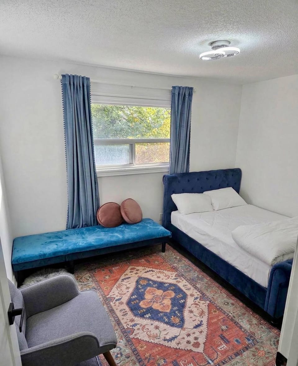 Bed, Photo of the whole room, Seating area, Bedroom