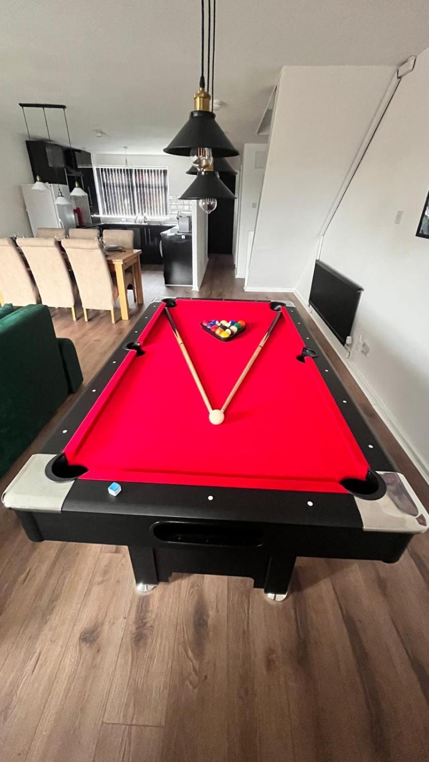 Stylish 3BR House Free Parking Sleeps 6 Pool Table Near Leeds City Centre House in Leeds