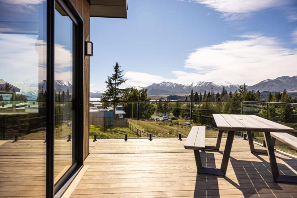 Property building, Nearby landmark, Natural landscape, View (from property/room), Balcony/Terrace, Dining area, Lake view, Mountain view