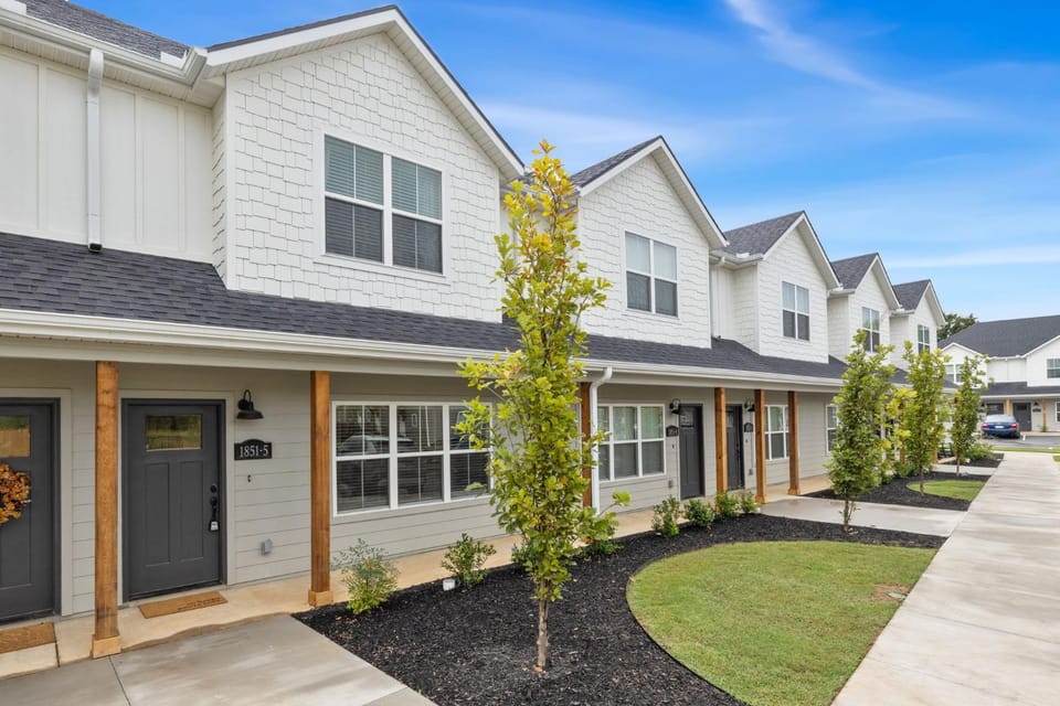 Home Base - Stays of 30 days or more - 2mi to Downtown House in Fayetteville