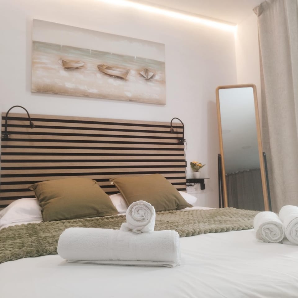 Bed, Decorative detail, towels