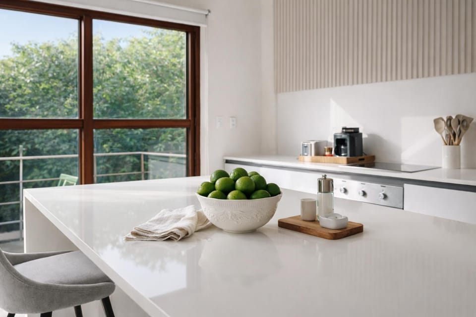 Coffee/tea facilities, Kitchen or kitchenette, Dining area