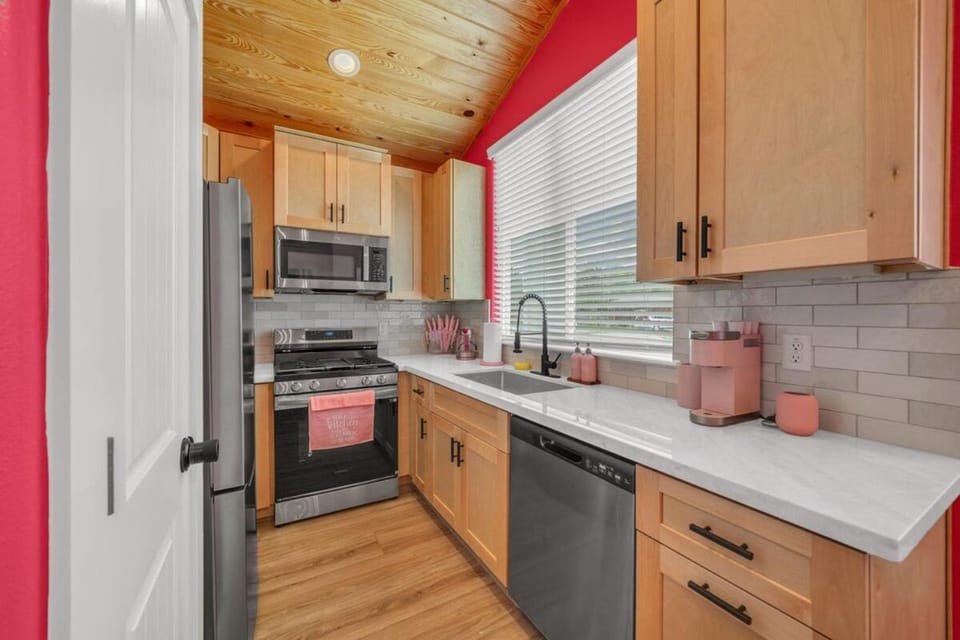 Viral Pink Home Houston B Hot Tub NRG Med Ctr Apartment in Houston