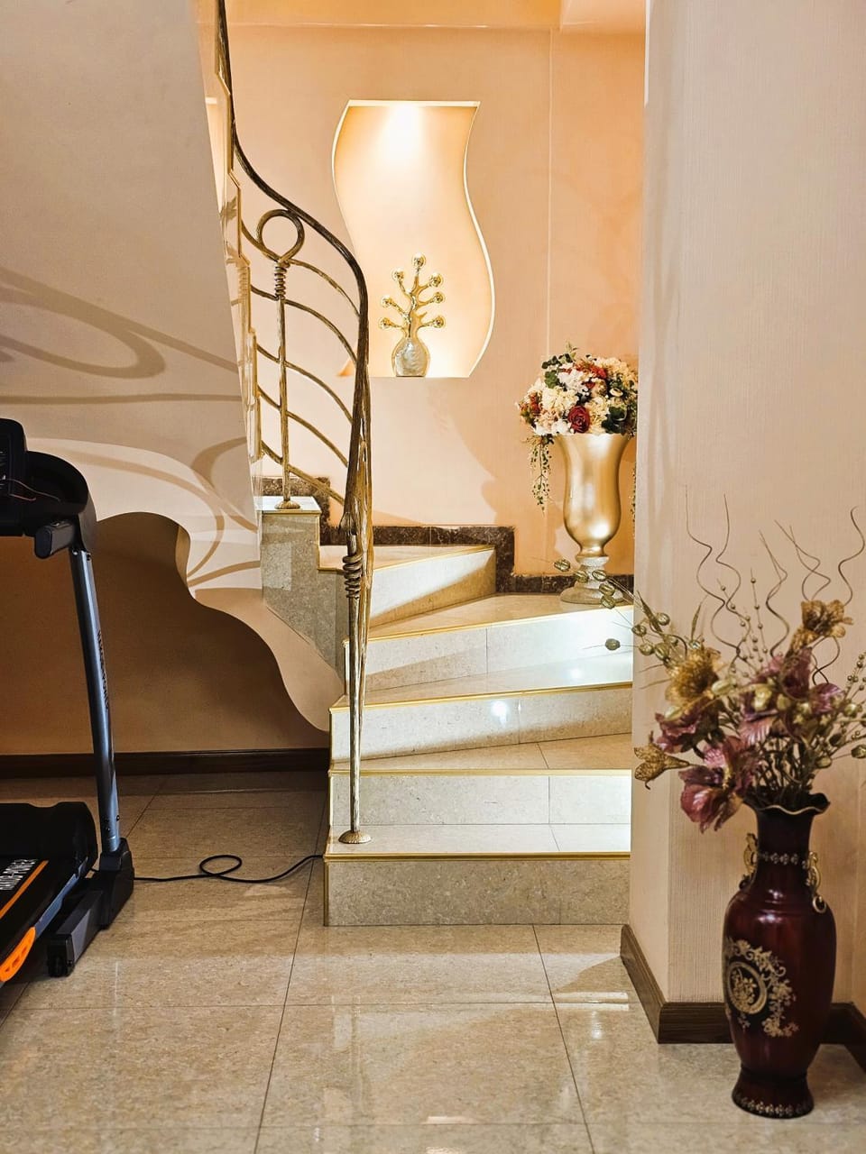 HOUSE OF JOY, Lux Apartment, royal design and furnishings, Bedrooms 3, Hot tub, the great hall, treadmill exercise machine Apartment in Yerevan
