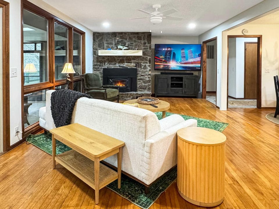 Riverfront Retreat - Right next to the White River House in Arkansas