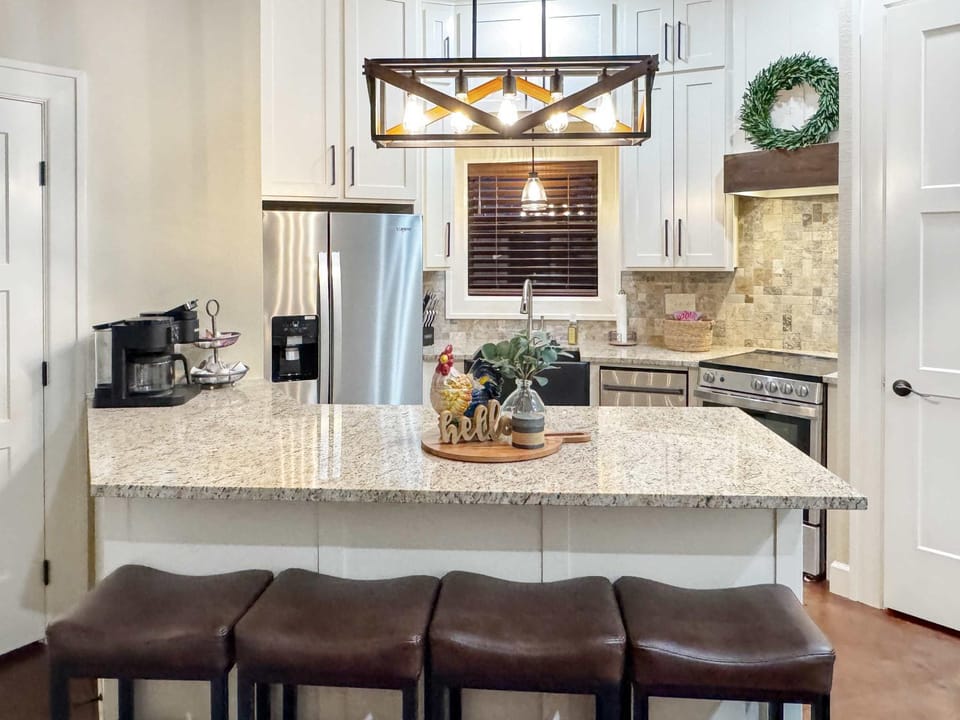 Coffee/tea facilities, Kitchen or kitchenette, Dining area, dishwasher, minibar, oven, stove