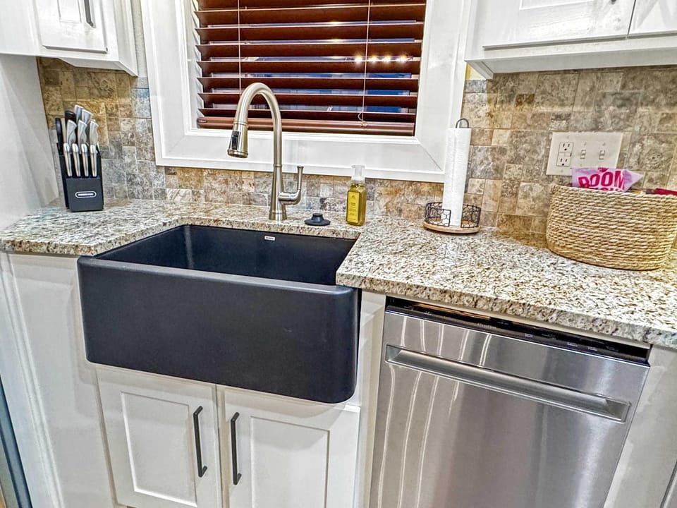 Kitchen or kitchenette, dishwasher