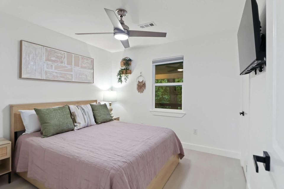 Bed, TV and multimedia, Bedroom