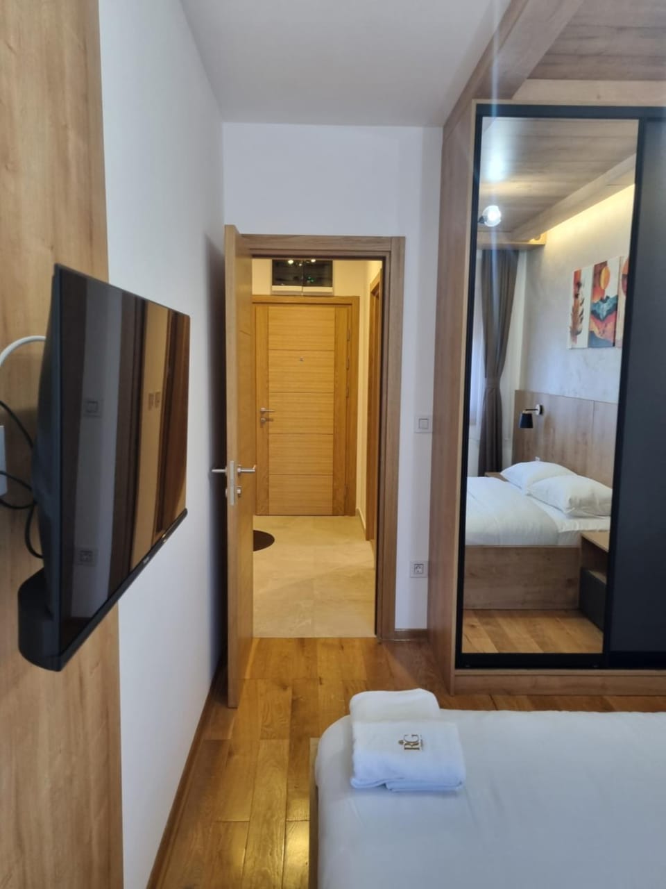 Bed, TV and multimedia, Photo of the whole room, Bedroom, towels, wardrobe