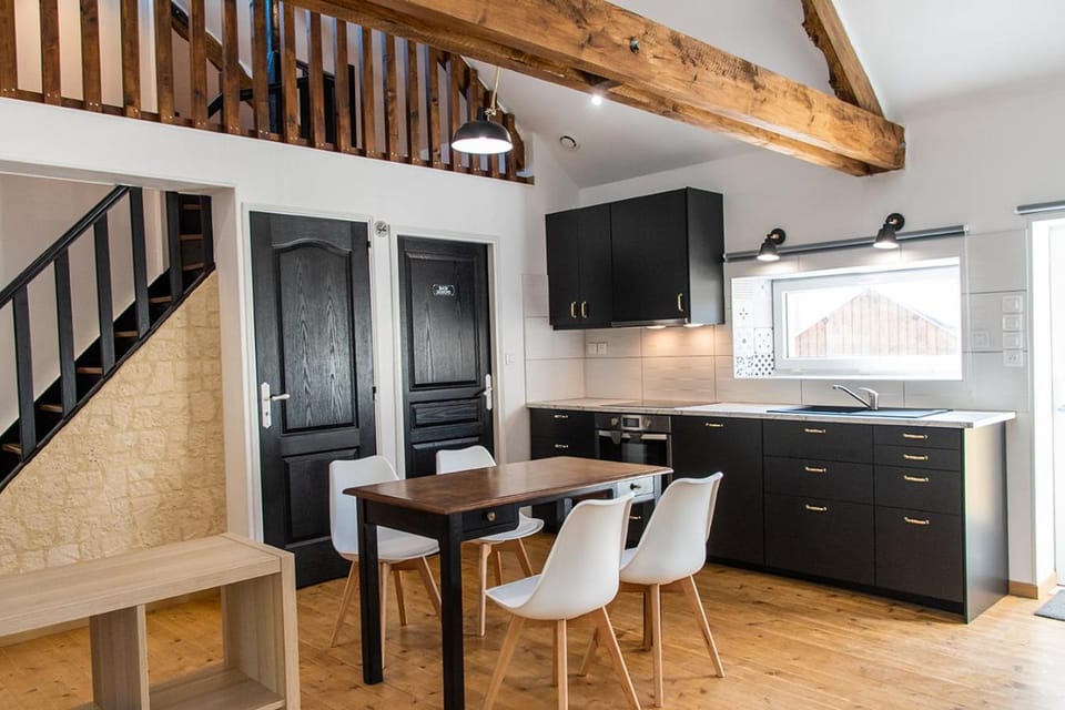 Kitchen or kitchenette, Dining area, stove