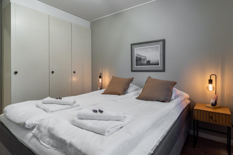 Bed, Photo of the whole room, wardrobe