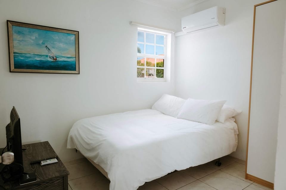 Bed, TV and multimedia, Bedroom