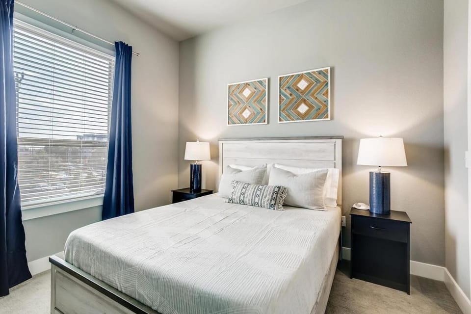 One Bedroom Downtown Luxury Apartment - Fast Wi-Fi - Free Parking Apartment in San Antonio