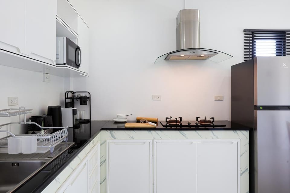Coffee/tea facilities, Kitchen or kitchenette, oven, stove, toaster