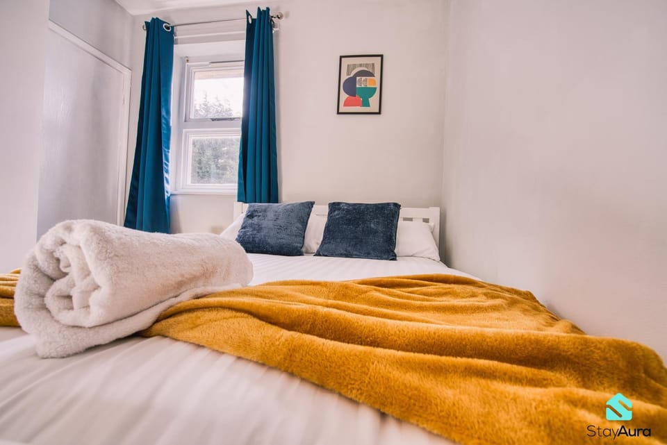 Modern 2 Bed, Sleeps 6 & Free Parking & By Stay Aura Short Term Rental Newcastle Apartment in Newcastle upon Tyne