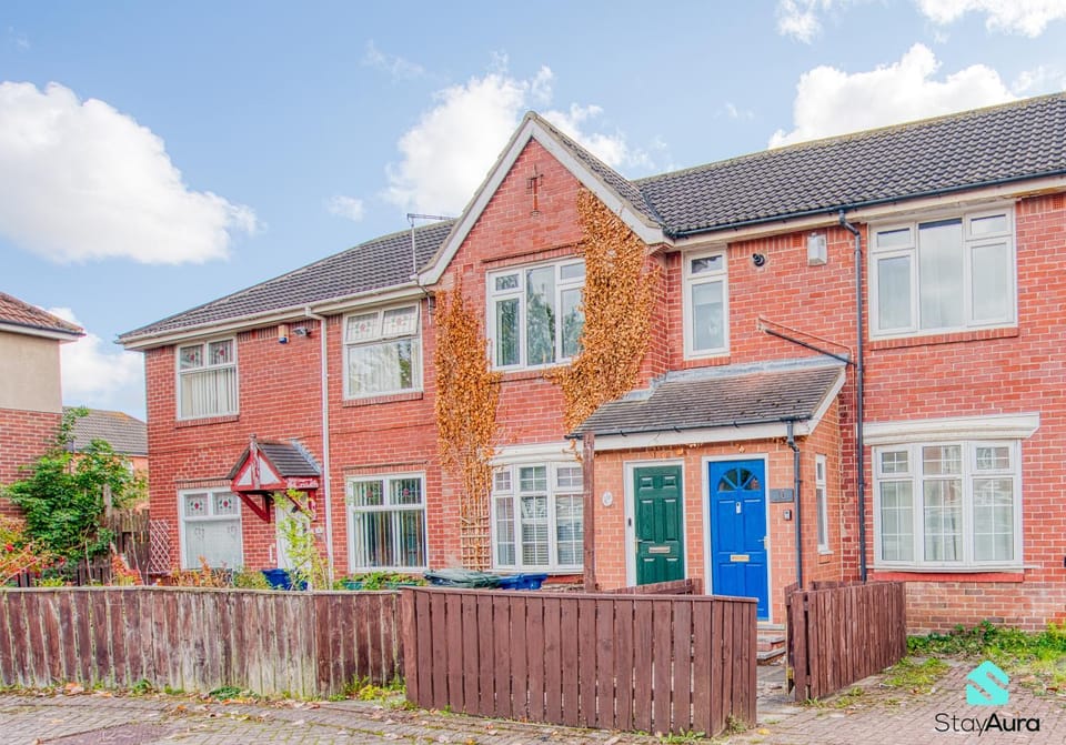 Modern 2 Bed, Sleeps 6 & Free Parking & By Stay Aura Short Term Rental Newcastle Apartment in Newcastle upon Tyne