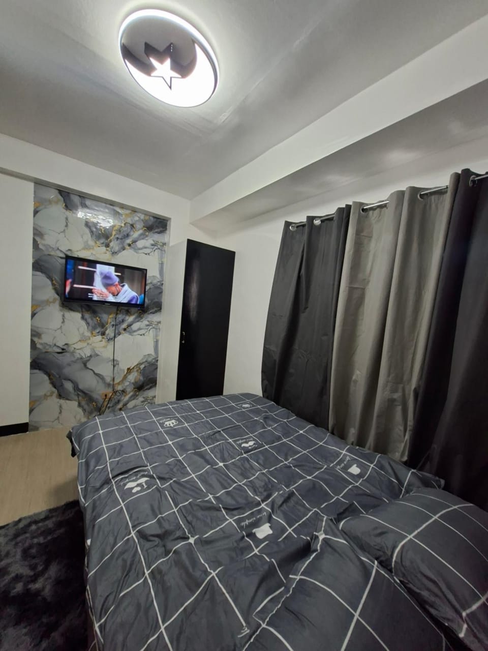 Bed, TV and multimedia, Bedroom