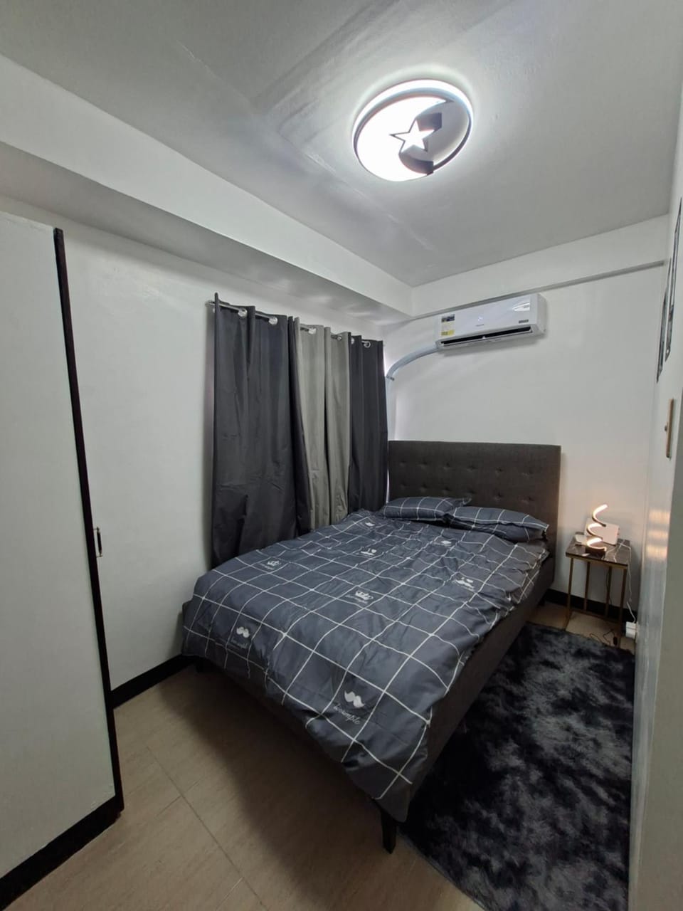 Photo of the whole room, Bedroom, air conditioner