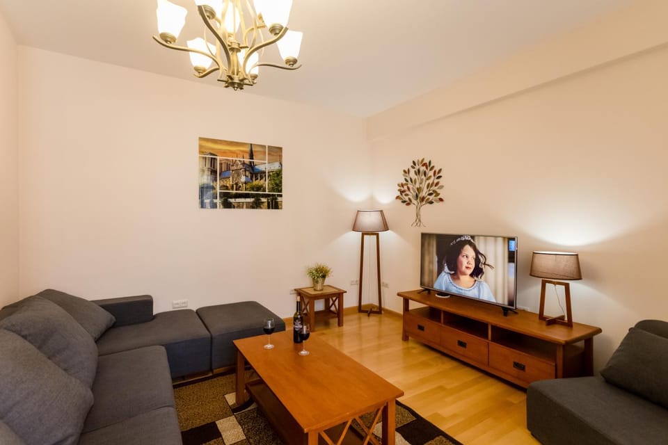 Communal lounge/ TV room, TV and multimedia, Living room, Seating area, Evening entertainment