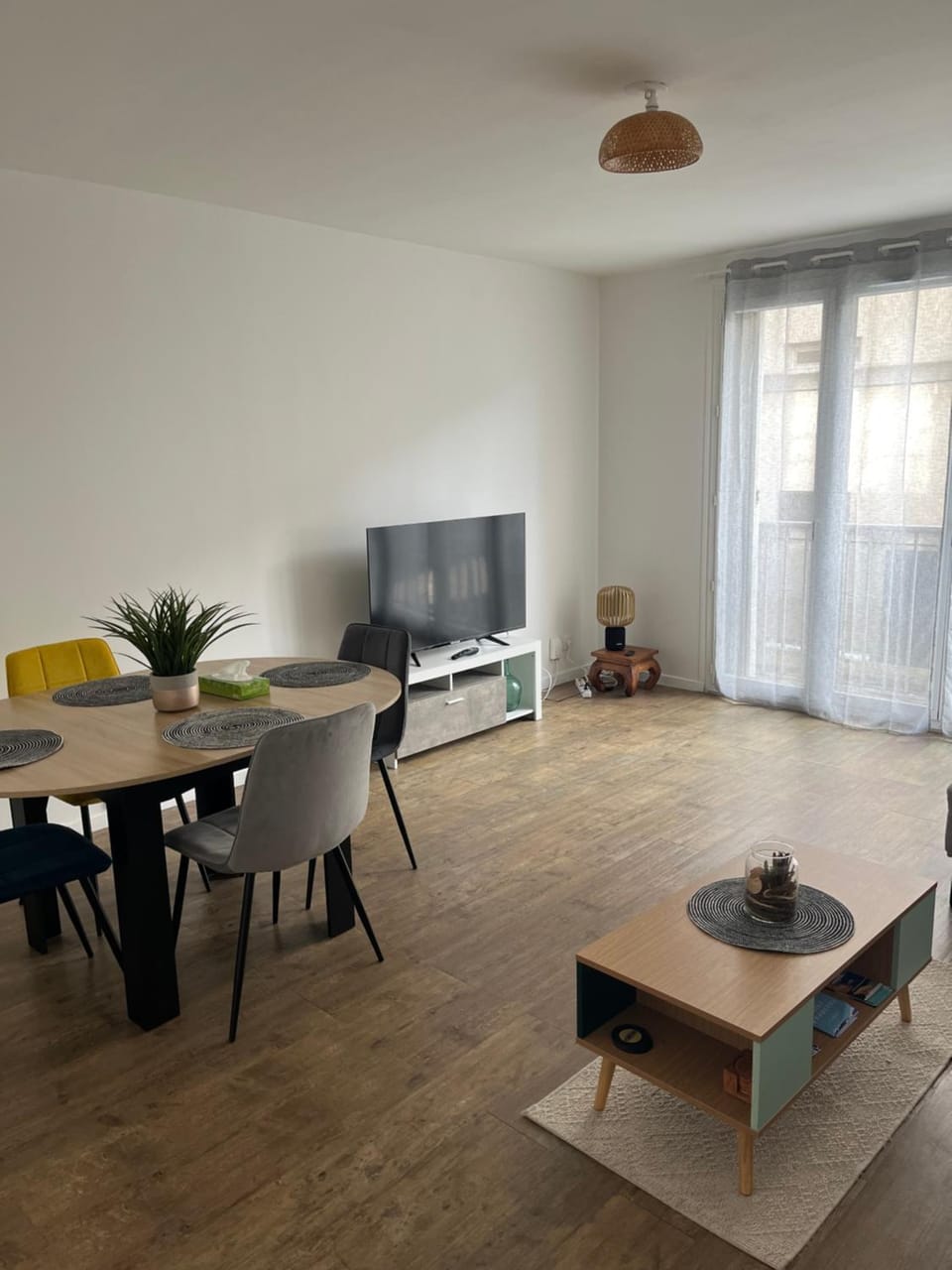 Living room, Seating area, Dining area