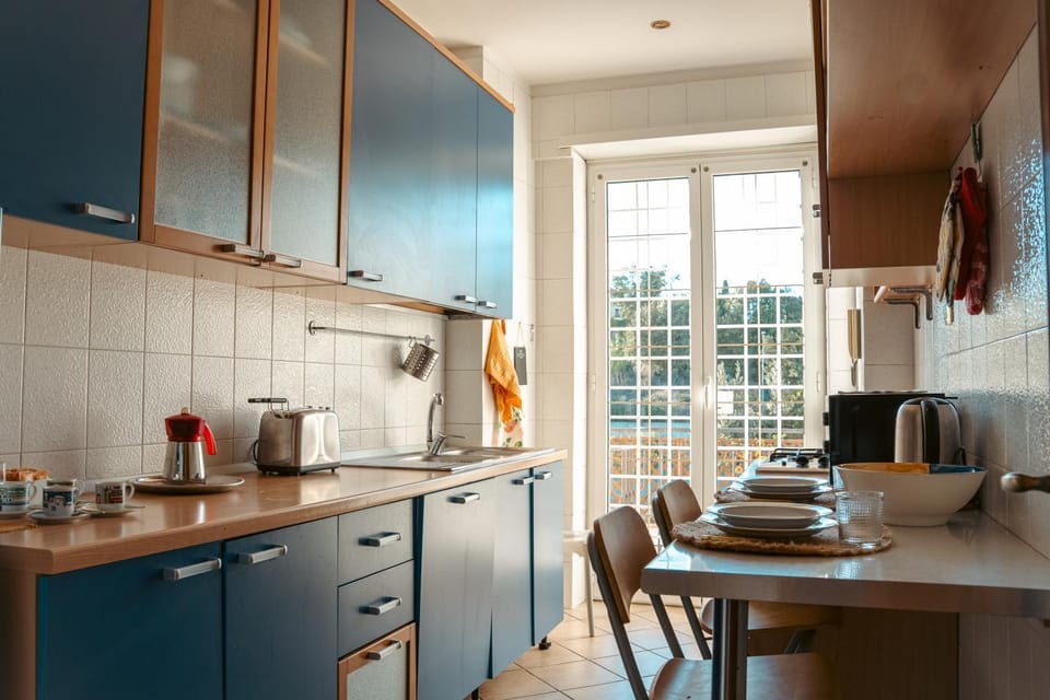 Coffee/tea facilities, Kitchen or kitchenette, Dining area, stove, toaster