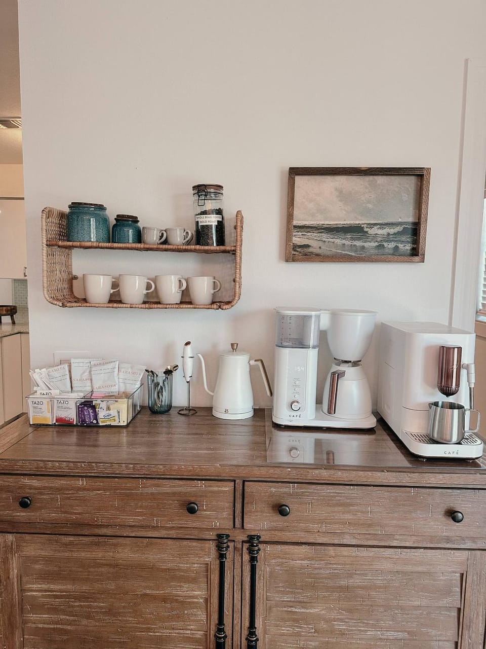 Coffee/tea facilities, Food and drinks, Dining area, Food