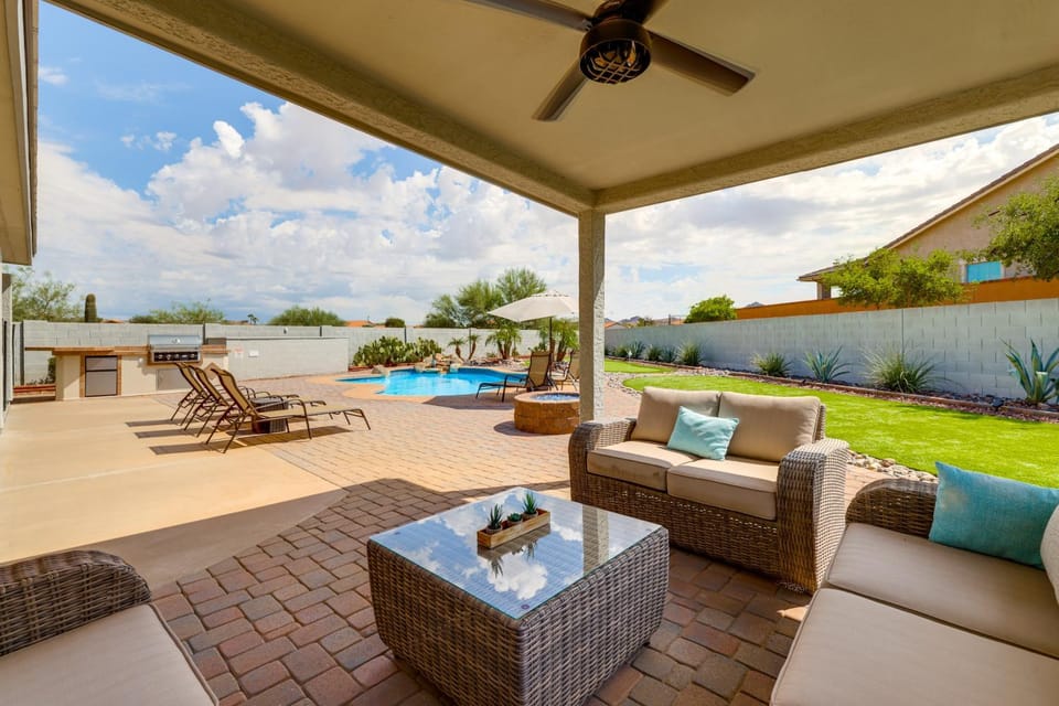 Pool, Putting Green, West Valley Family Home House in Goodyear