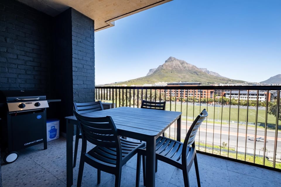 BBQ facilities, Balcony/Terrace, Dining area, Mountain view