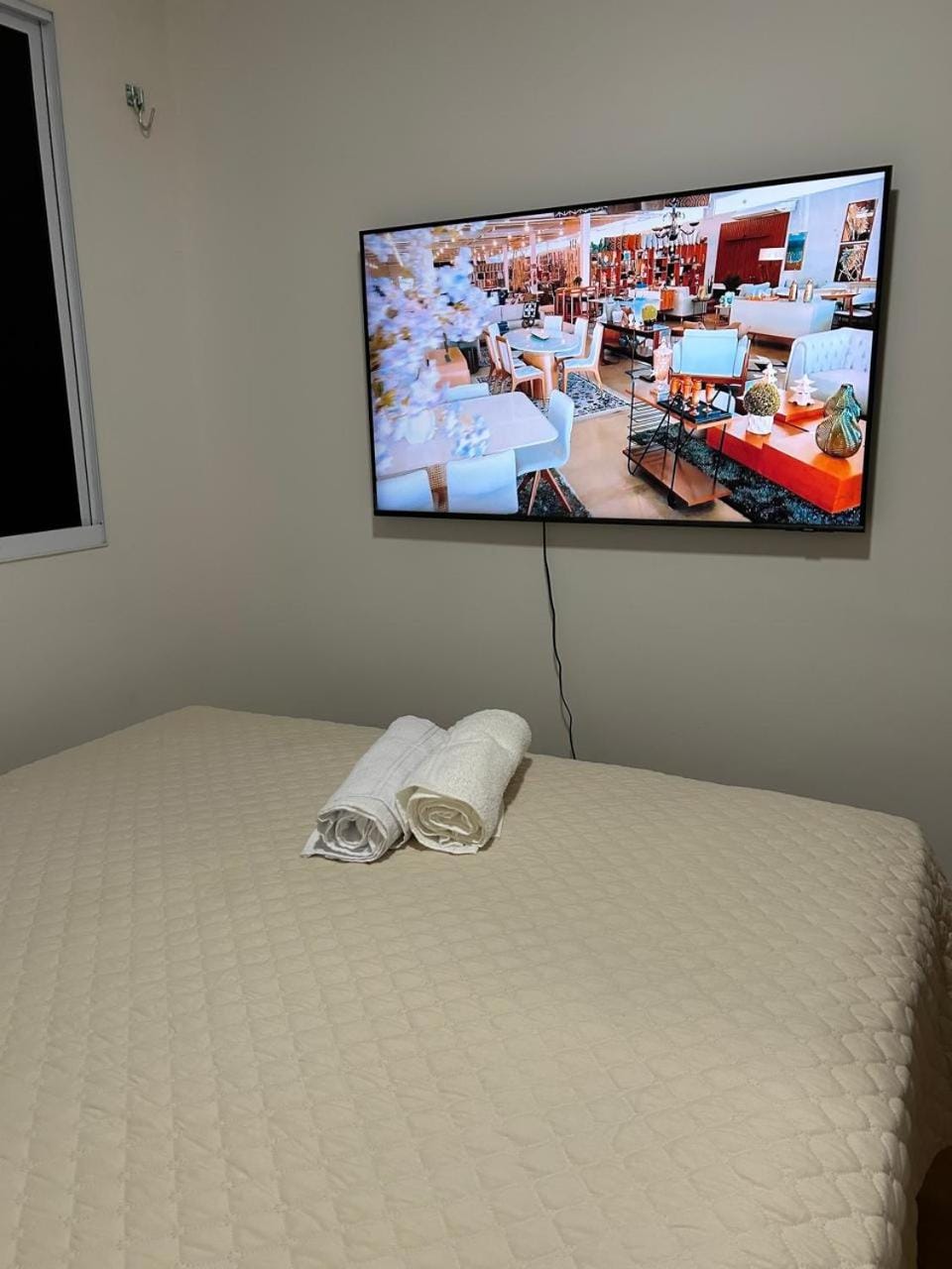 Bed, TV and multimedia, Photo of the whole room, Bedroom, towels