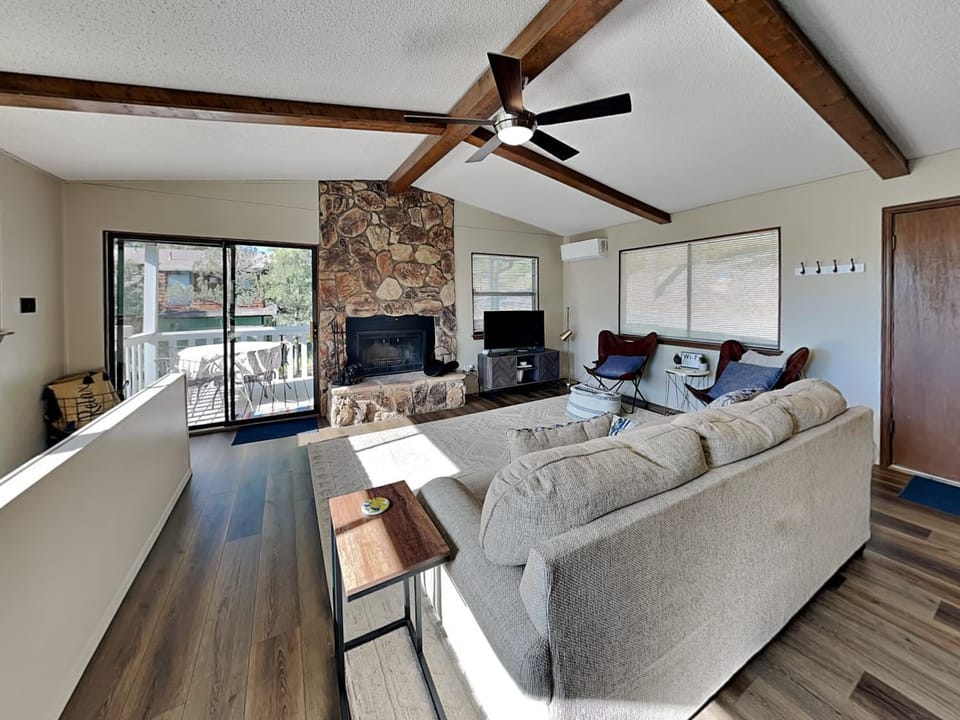 Patio, TV and multimedia, Balcony/Terrace, Living room, Seating area, fireplace, furniture