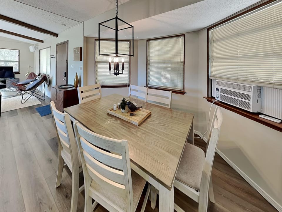 TV and multimedia, Living room, Seating area, Dining area, furniture, air conditioner