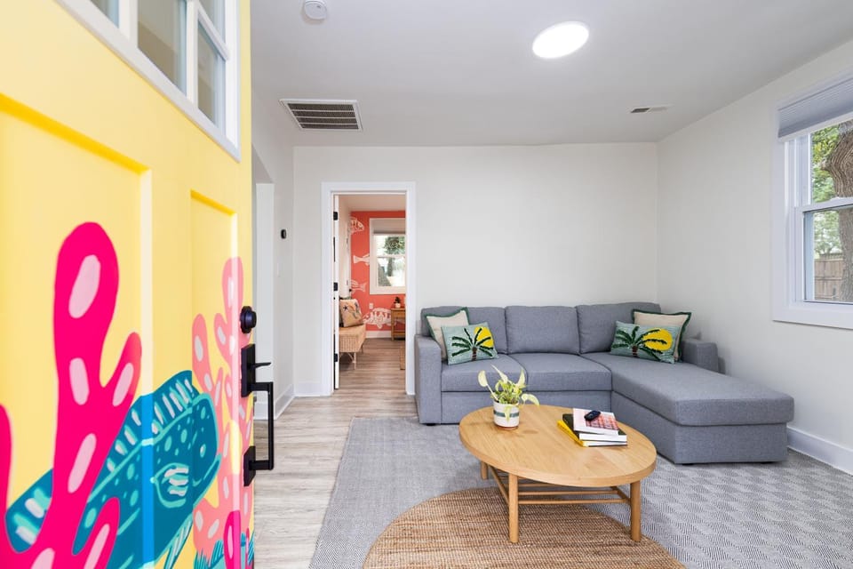 Casa del Pez - Bold, Bright & Steps to the Sand! House in Norfolk